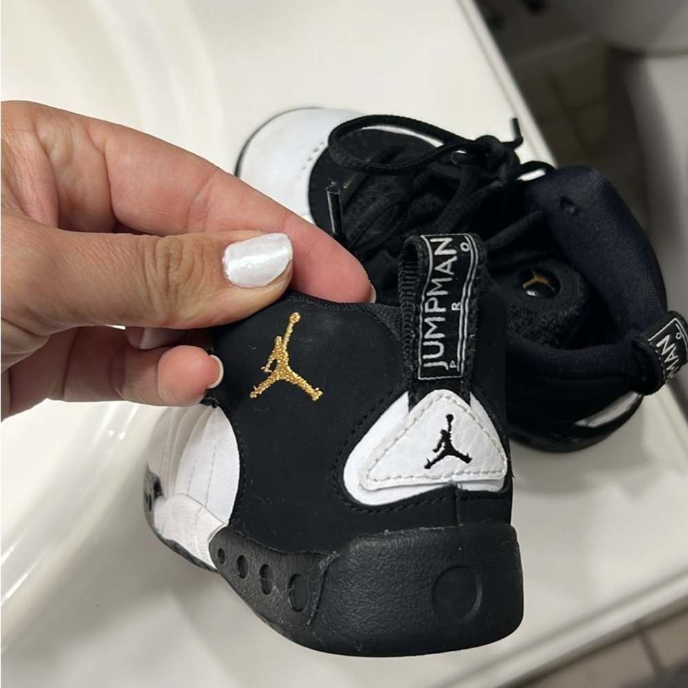 Toddler shoes , very good condition. No pet , no smoking house , size 7c.